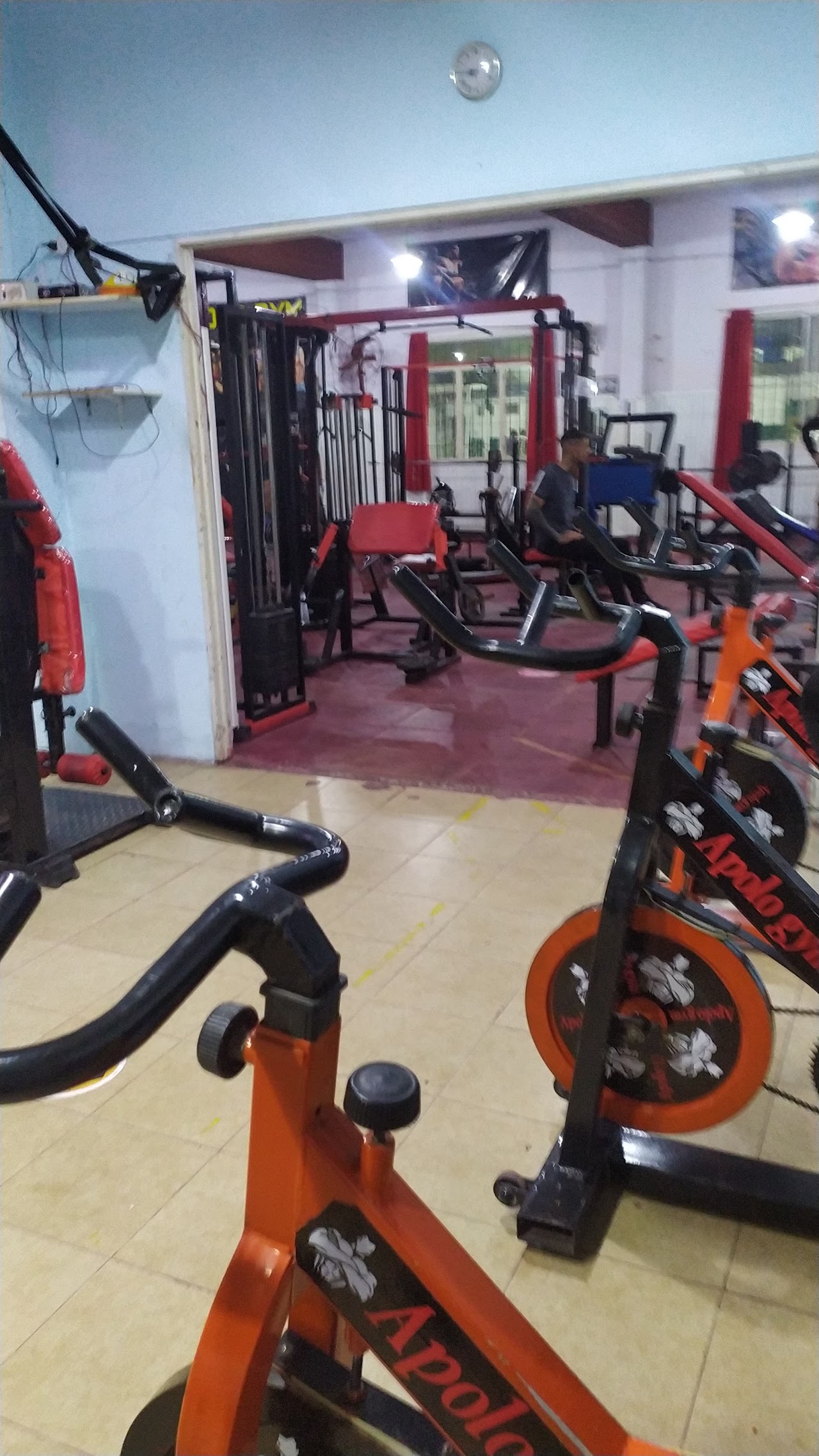 Interior de Apolo Gym con máquinas de musculación y bicicletas de spinning
